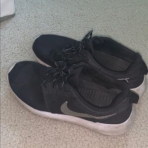 Black nike roshes